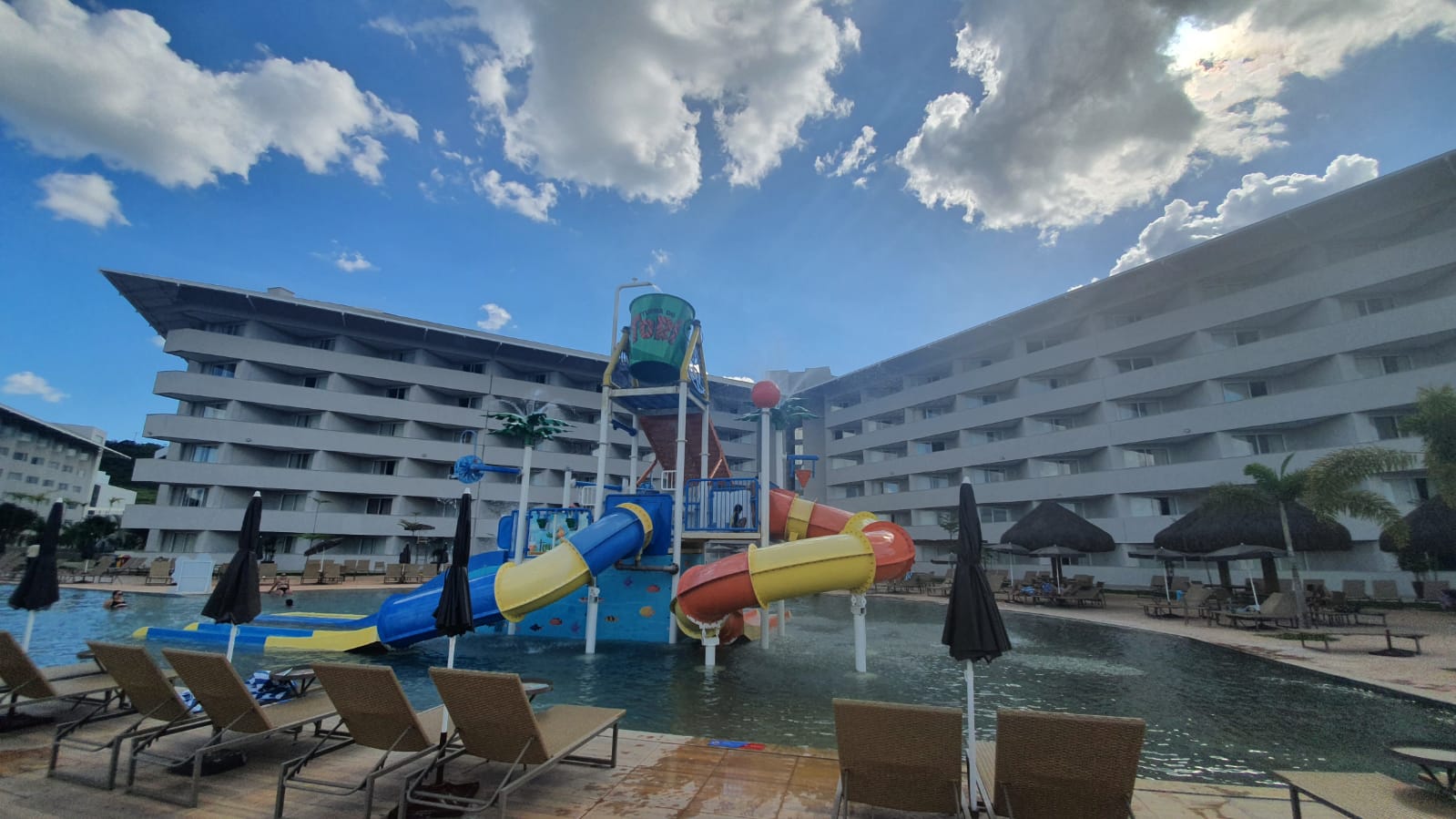 brinquedo aquático infantil com tobogãs e prédio do hotel ao fundo