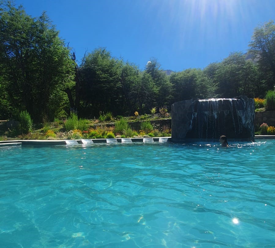 grande piscina de hotel com céu azul