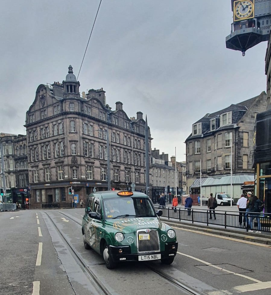 carro em centro de cidade histórica