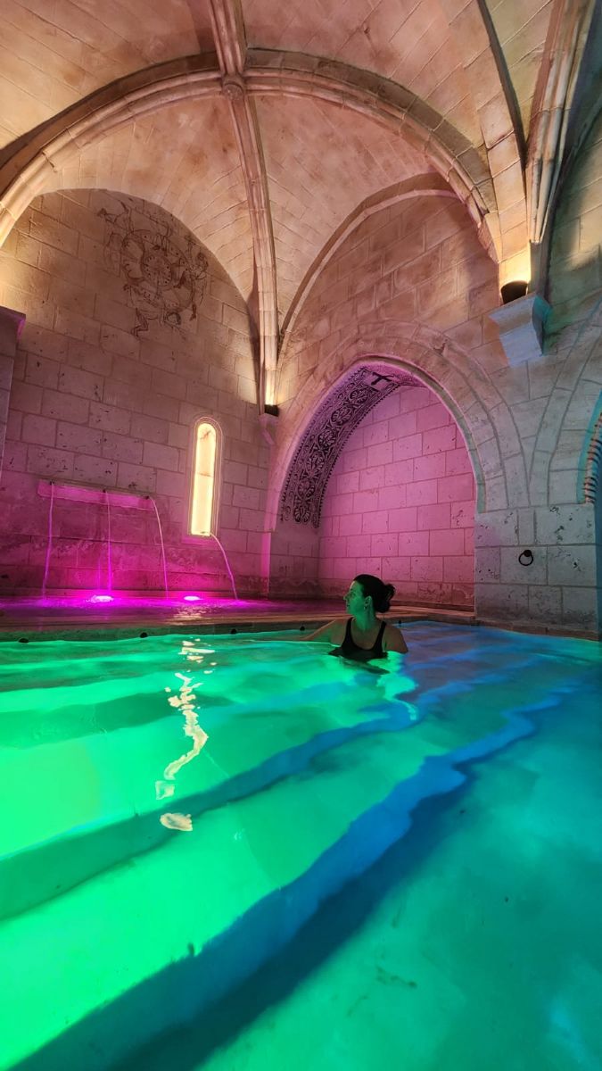 mulher dentro de piscina em antigo monastério