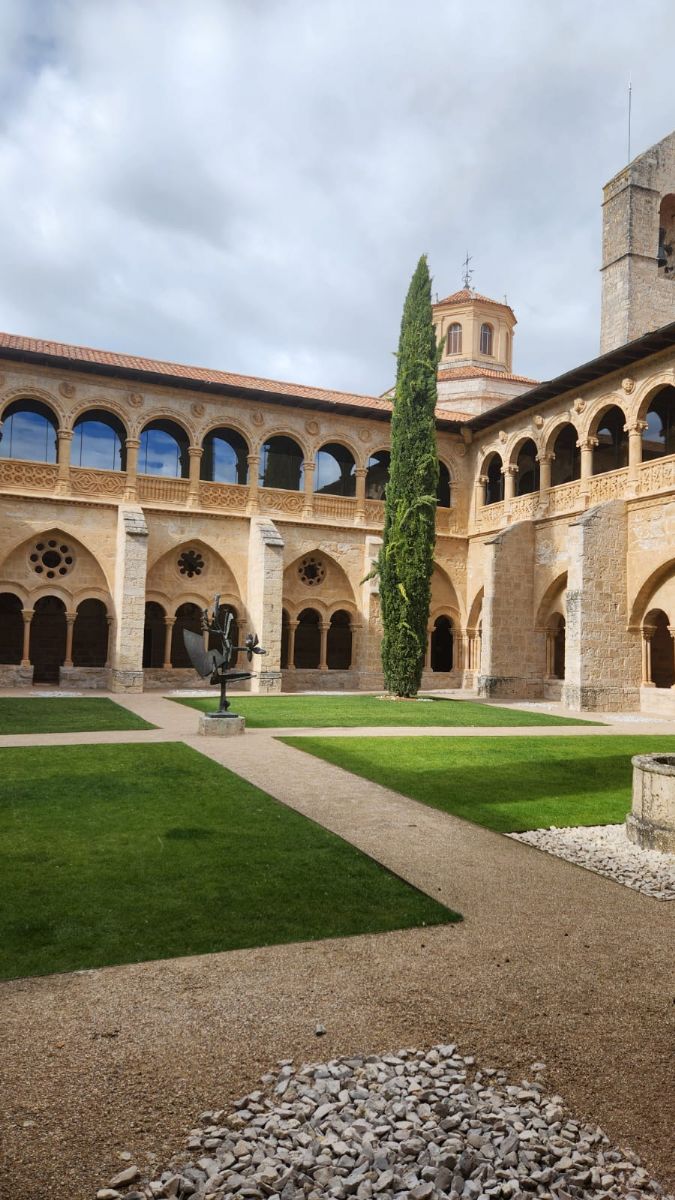 área interna de palácio histórico com torre