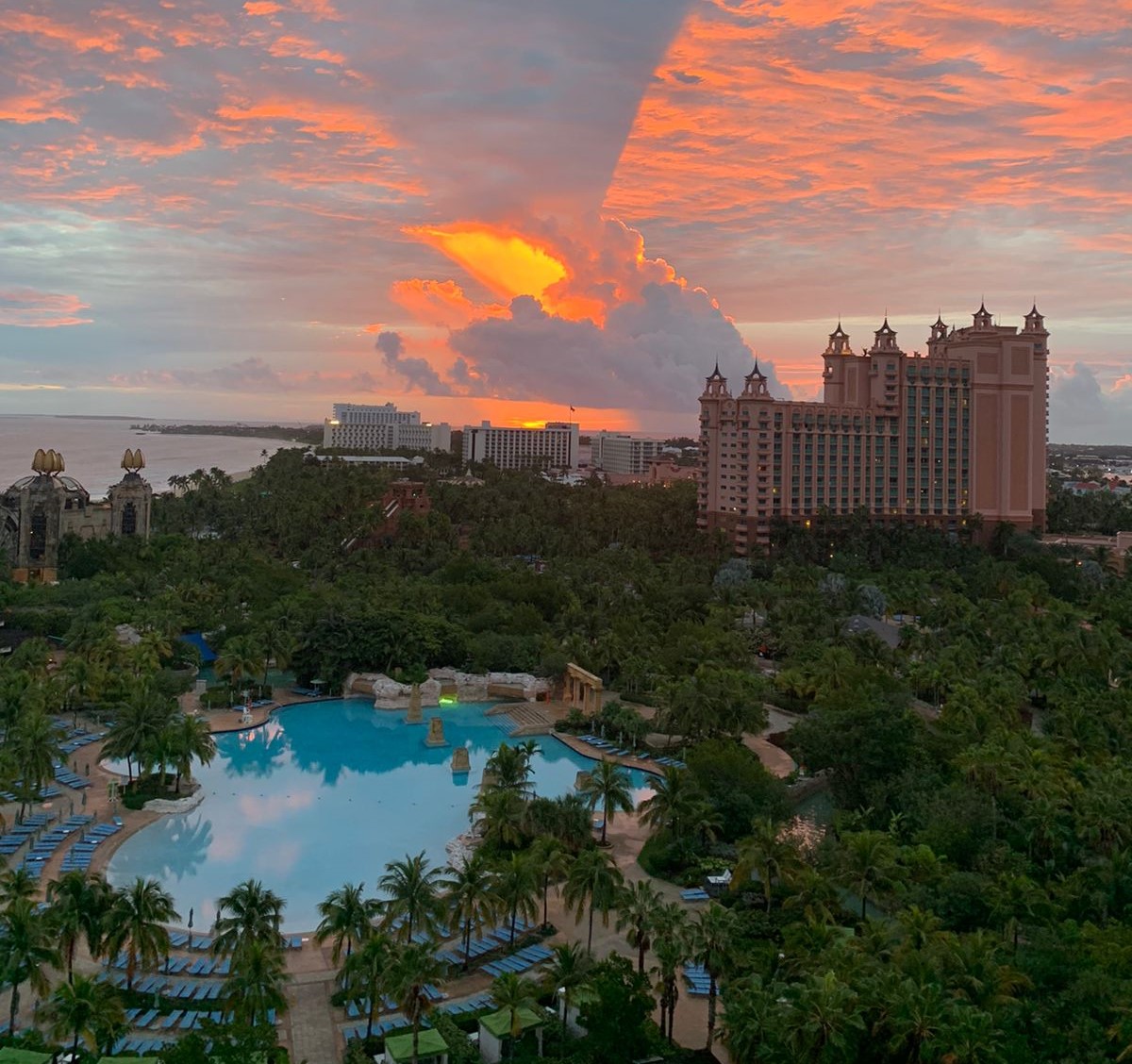 vista aérea de hotel com piscina e por do sol